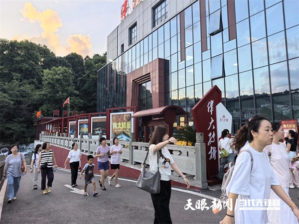 演出超2400场,接待游客近80万人次 《伟大转折》成为讲好长征故事的“新窗口”